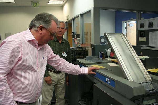 Kevin Murrell starts the IBM 1401 card reader